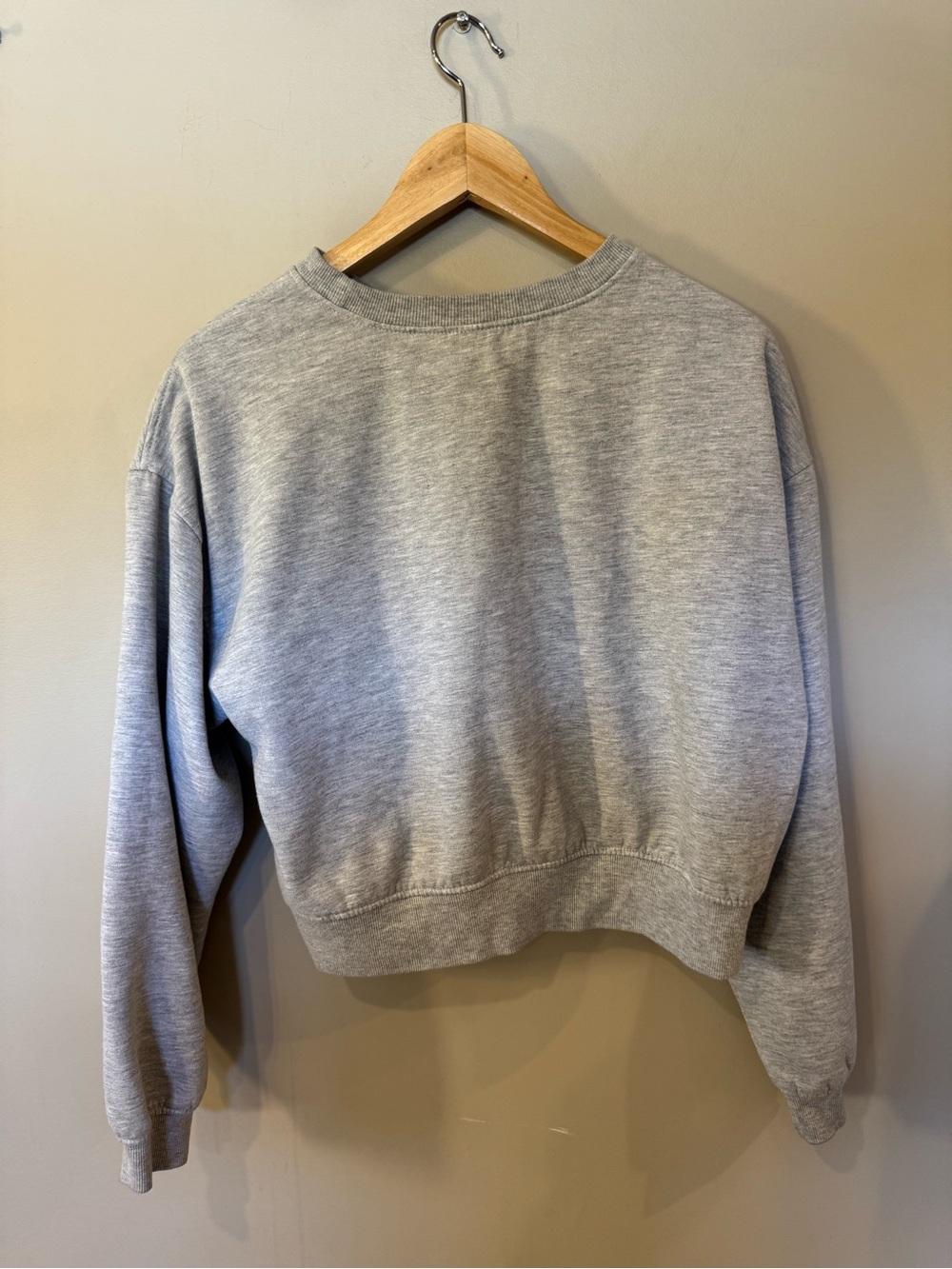 Disney Winnie the Pooh Cropped Sweatshirt Women’s Medium Grey Graphic Pullover - Picture 4 of 6
